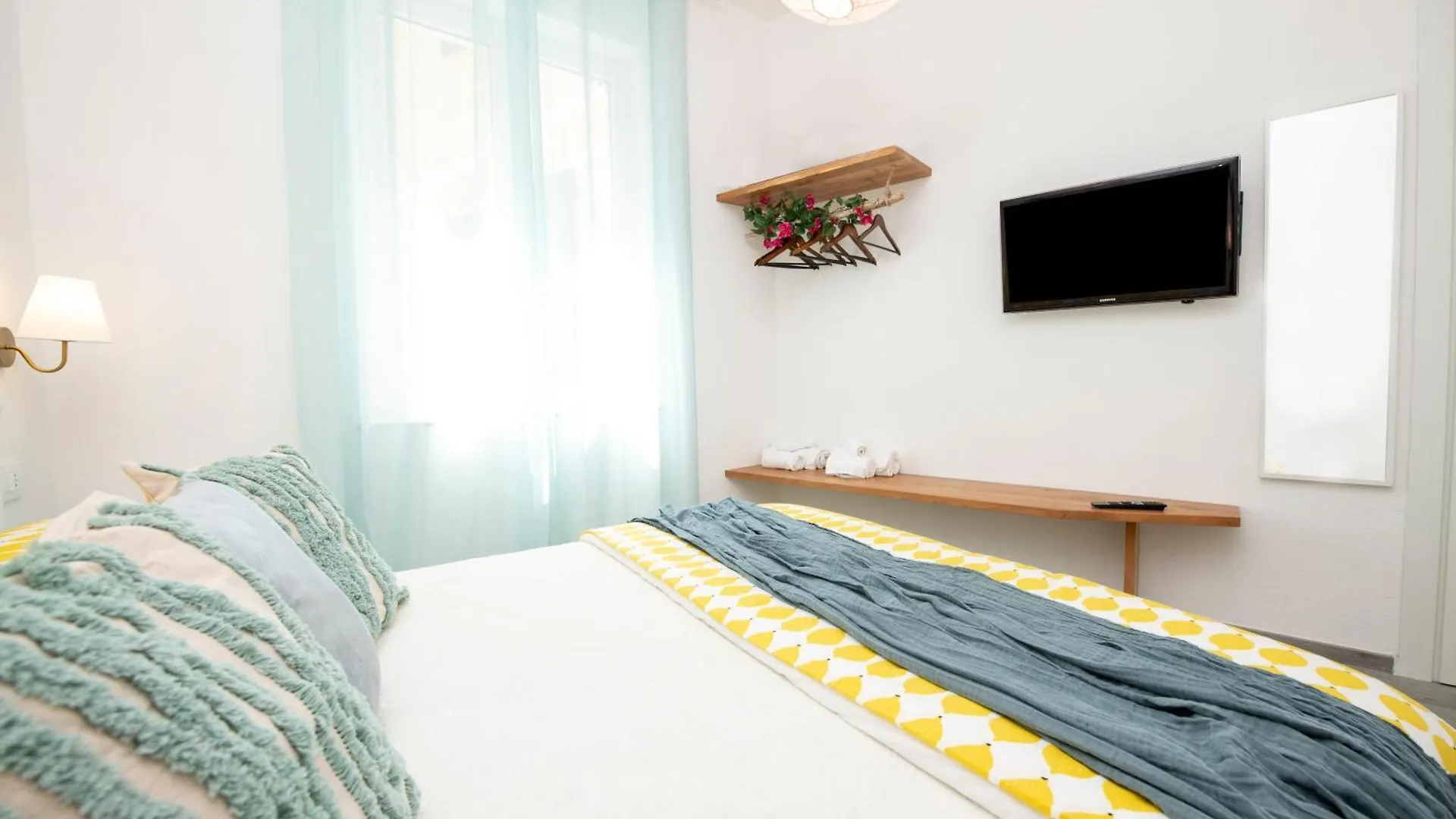 Guest house Amoneglia, 2 Minutes Walk To The Beach, Pvt Park
